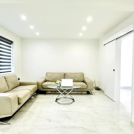 Beautiful 3 Bedroom House In London -Ensuite Bed Room ทวิกเคนแนม ภายนอก รูปภาพ