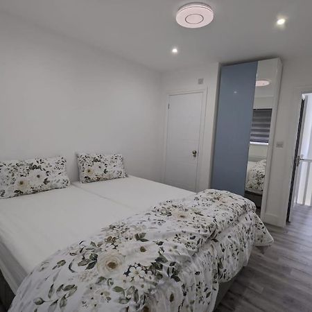 Beautiful 3 Bedroom House In London -Ensuite Bed Room ทวิกเคนแนม ภายนอก รูปภาพ