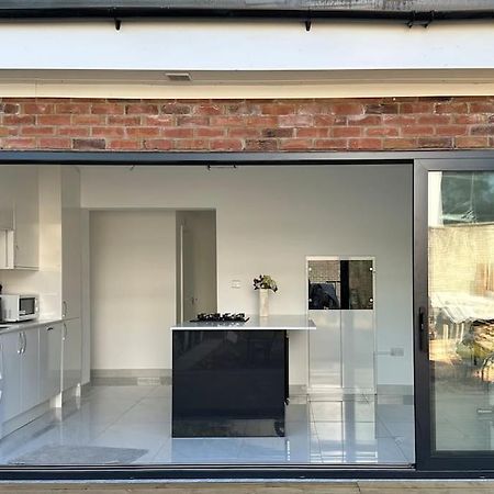 Beautiful 3 Bedroom House In London -Ensuite Bed Room ทวิกเคนแนม ภายนอก รูปภาพ
