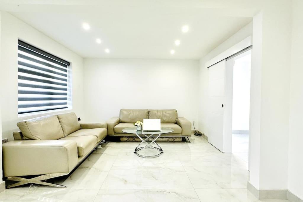 Beautiful 3 Bedroom House In London -Ensuite Bed Room ทวิกเคนแนม ภายนอก รูปภาพ