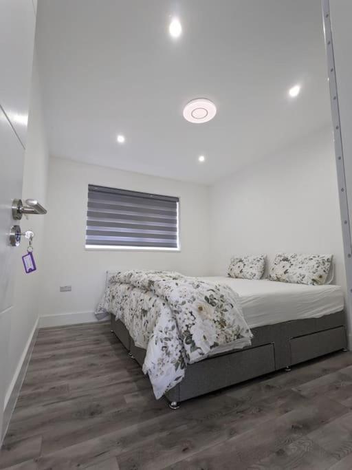 Beautiful 3 Bedroom House In London -Ensuite Bed Room ทวิกเคนแนม ภายนอก รูปภาพ