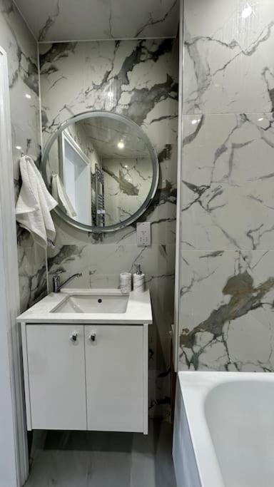 Beautiful 3 Bedroom House In London -Ensuite Bed Room ทวิกเคนแนม ภายนอก รูปภาพ