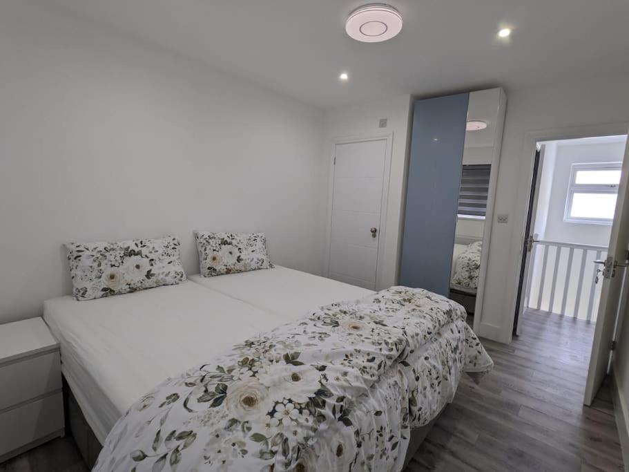 Beautiful 3 Bedroom House In London -Ensuite Bed Room ทวิกเคนแนม ภายนอก รูปภาพ