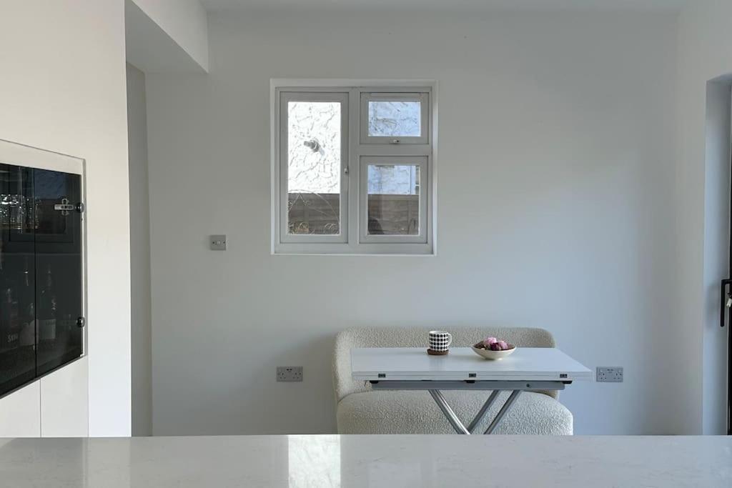 Beautiful 3 Bedroom House In London -Ensuite Bed Room ทวิกเคนแนม ภายนอก รูปภาพ