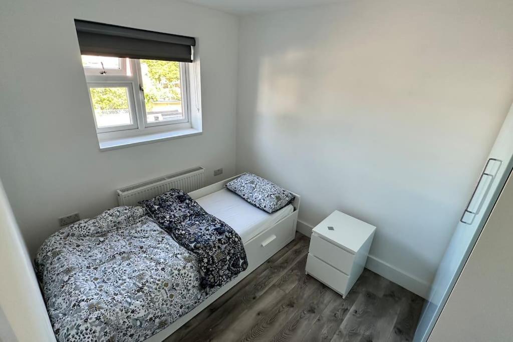 Beautiful 3 Bedroom House In London -Ensuite Bed Room ทวิกเคนแนม ภายนอก รูปภาพ