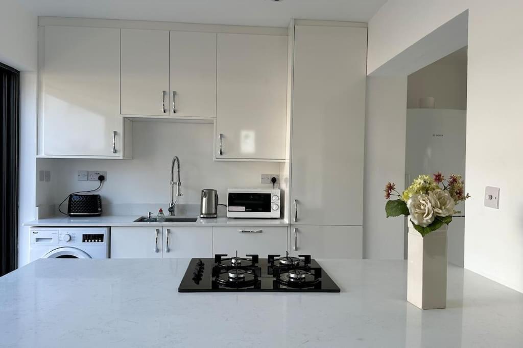 Beautiful 3 Bedroom House In London -Ensuite Bed Room ทวิกเคนแนม ภายนอก รูปภาพ