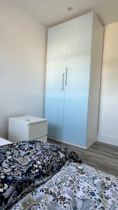 Beautiful 3 Bedroom House In London -Ensuite Bed Room ทวิกเคนแนม ภายนอก รูปภาพ