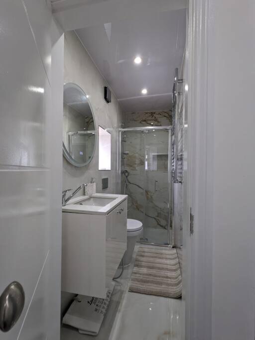Beautiful 3 Bedroom House In London -Ensuite Bed Room ทวิกเคนแนม ภายนอก รูปภาพ