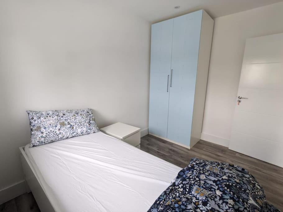 Beautiful 3 Bedroom House In London -Ensuite Bed Room ทวิกเคนแนม ภายนอก รูปภาพ