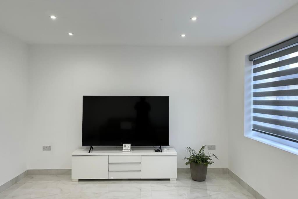 Beautiful 3 Bedroom House In London -Ensuite Bed Room ทวิกเคนแนม ภายนอก รูปภาพ