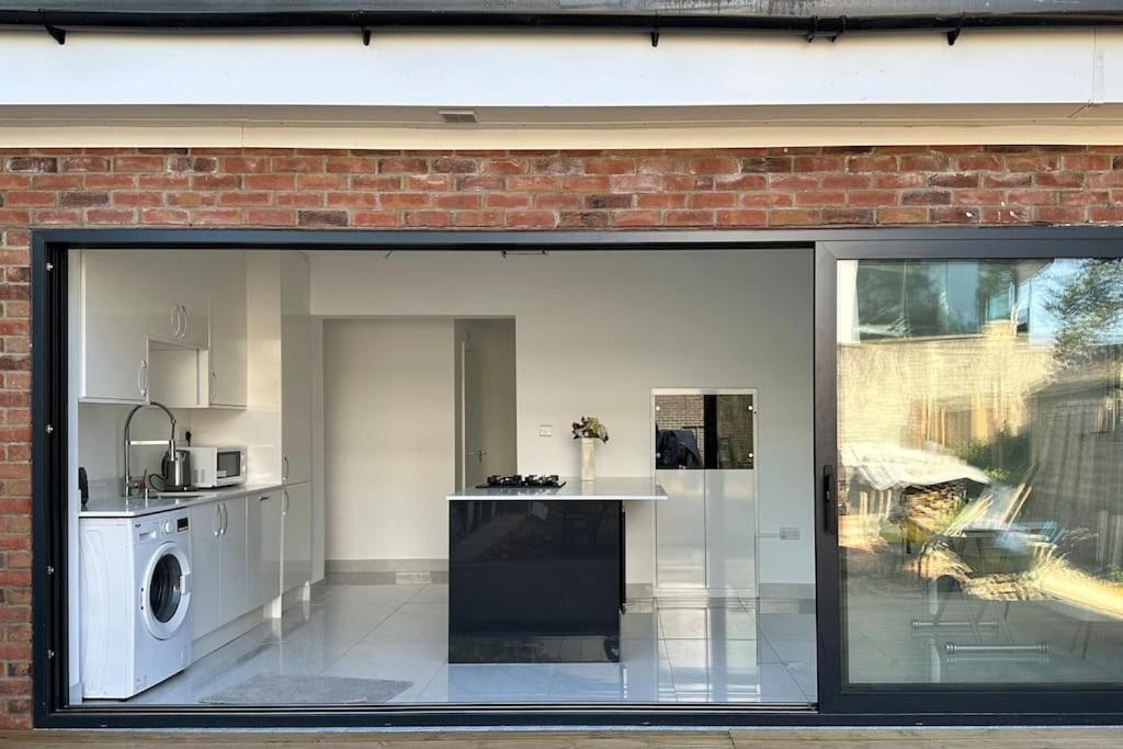 Beautiful 3 Bedroom House In London -Ensuite Bed Room ทวิกเคนแนม ภายนอก รูปภาพ