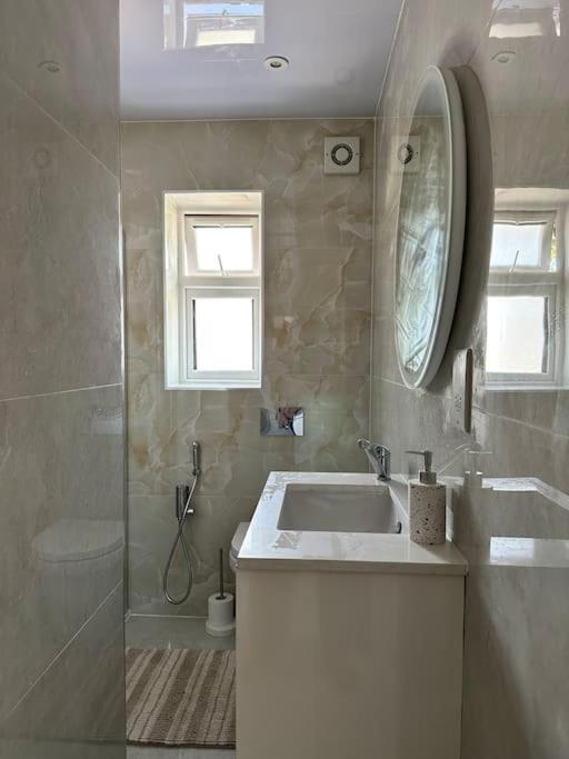 Beautiful 3 Bedroom House In London -Ensuite Bed Room ทวิกเคนแนม ภายนอก รูปภาพ